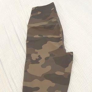 Alo Yoga Camo Vapor Legging